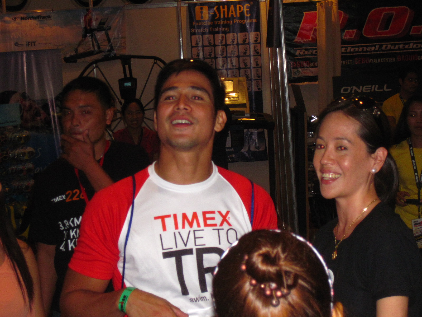 Ironman 70.3 Philippines: Piolo receives Yurbuds