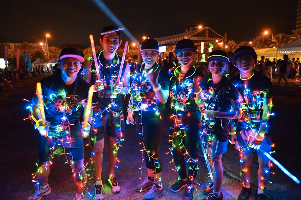 Color Manila Nite Run glow sticks